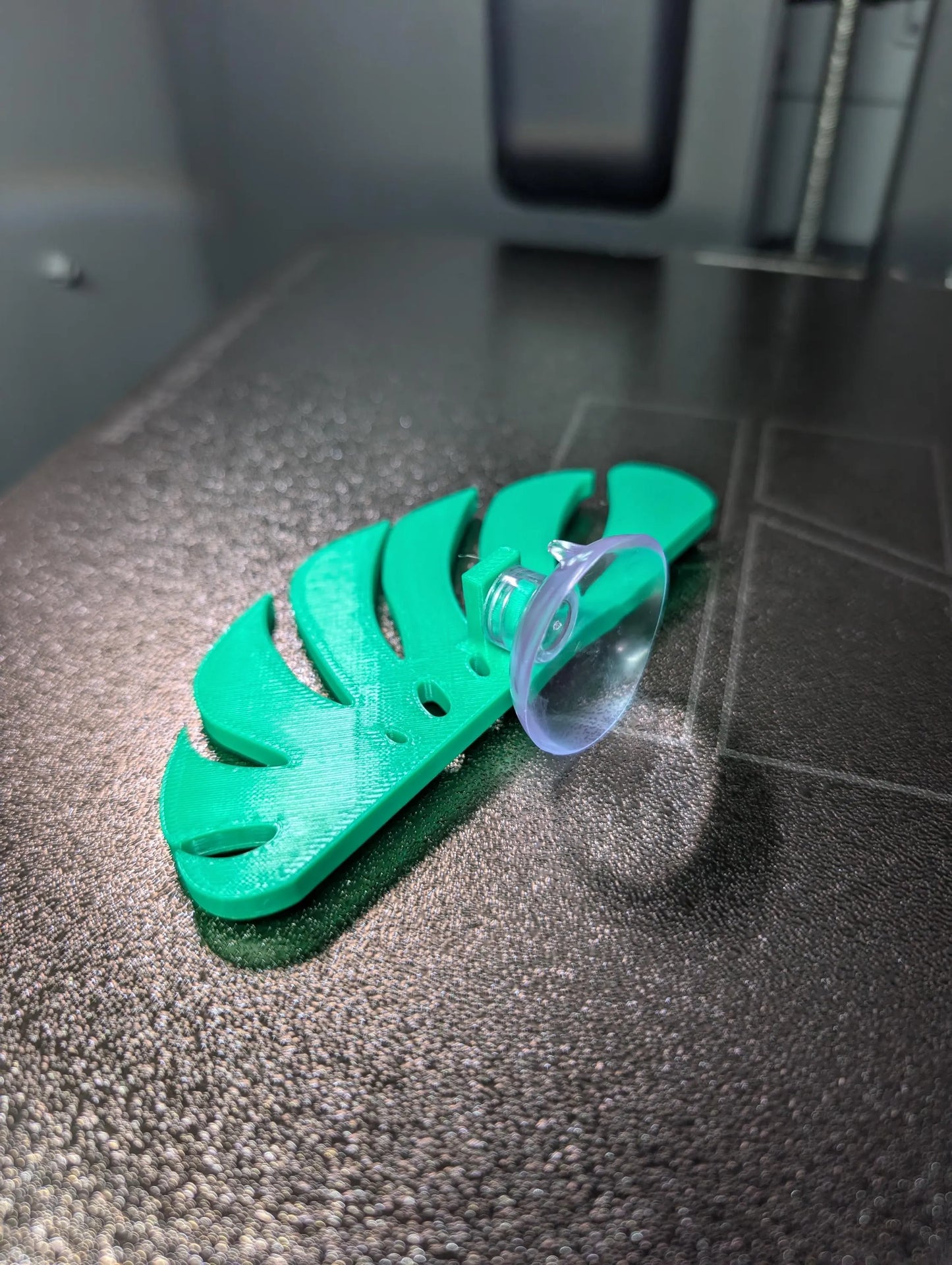 Monstera Leaf Betta Bench – Fish Safe PETG Aquarium Hammock & Resting Spot – Suction Cup Mount